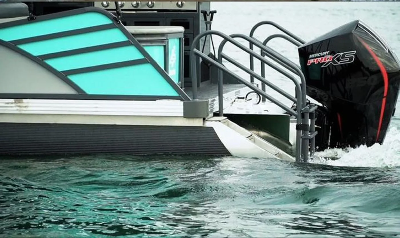 Plataforma de popa com escada e motor Mercury Pro XS