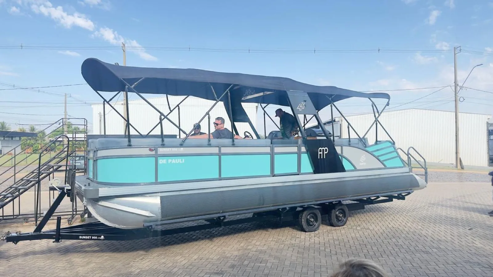 Pontoon personalizada com nome no casco, pronta para entrega