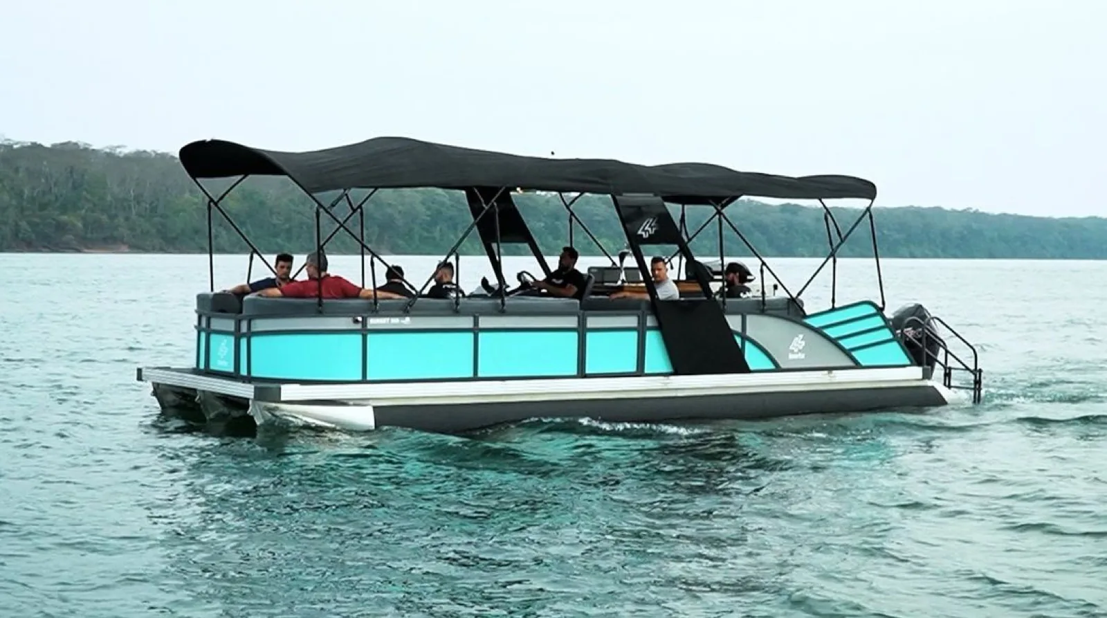 Pontoon Sunset 950 navegando com passageiros a bordo